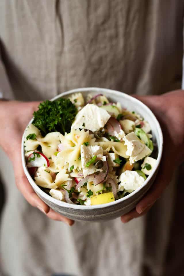 Nudelsalat mit Hirtenkäse – der Salat-Klassiker mal anders zubereitet