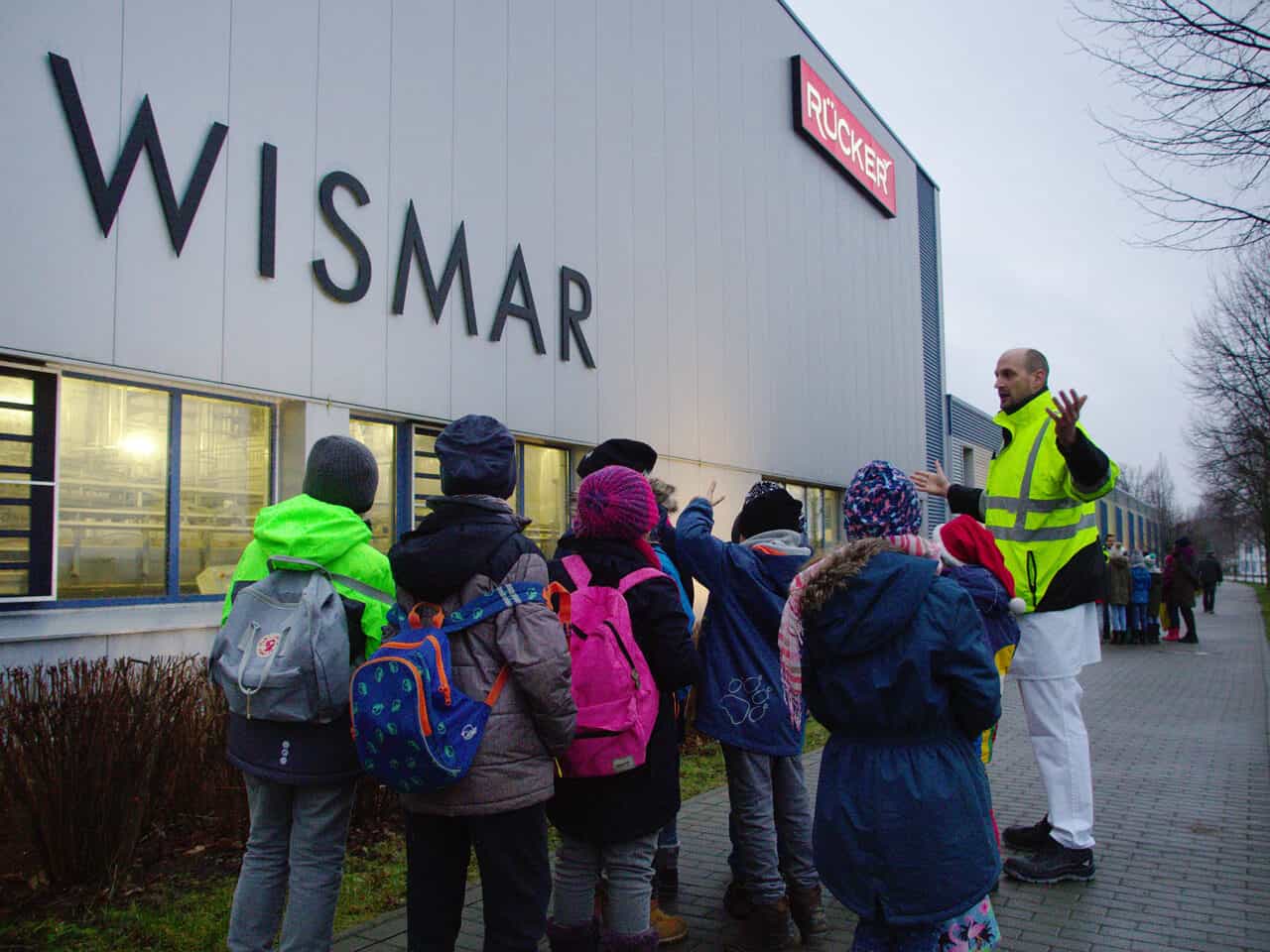 Grundschüler zu Besuch bei Molkerei Rücker in Wismar