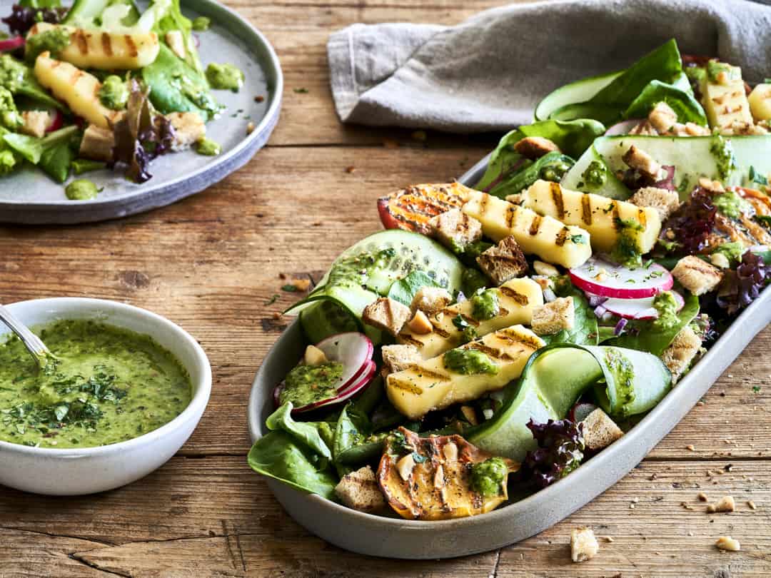 Grillkäse-Salat mit Pfirsich und Pesto-Dressing