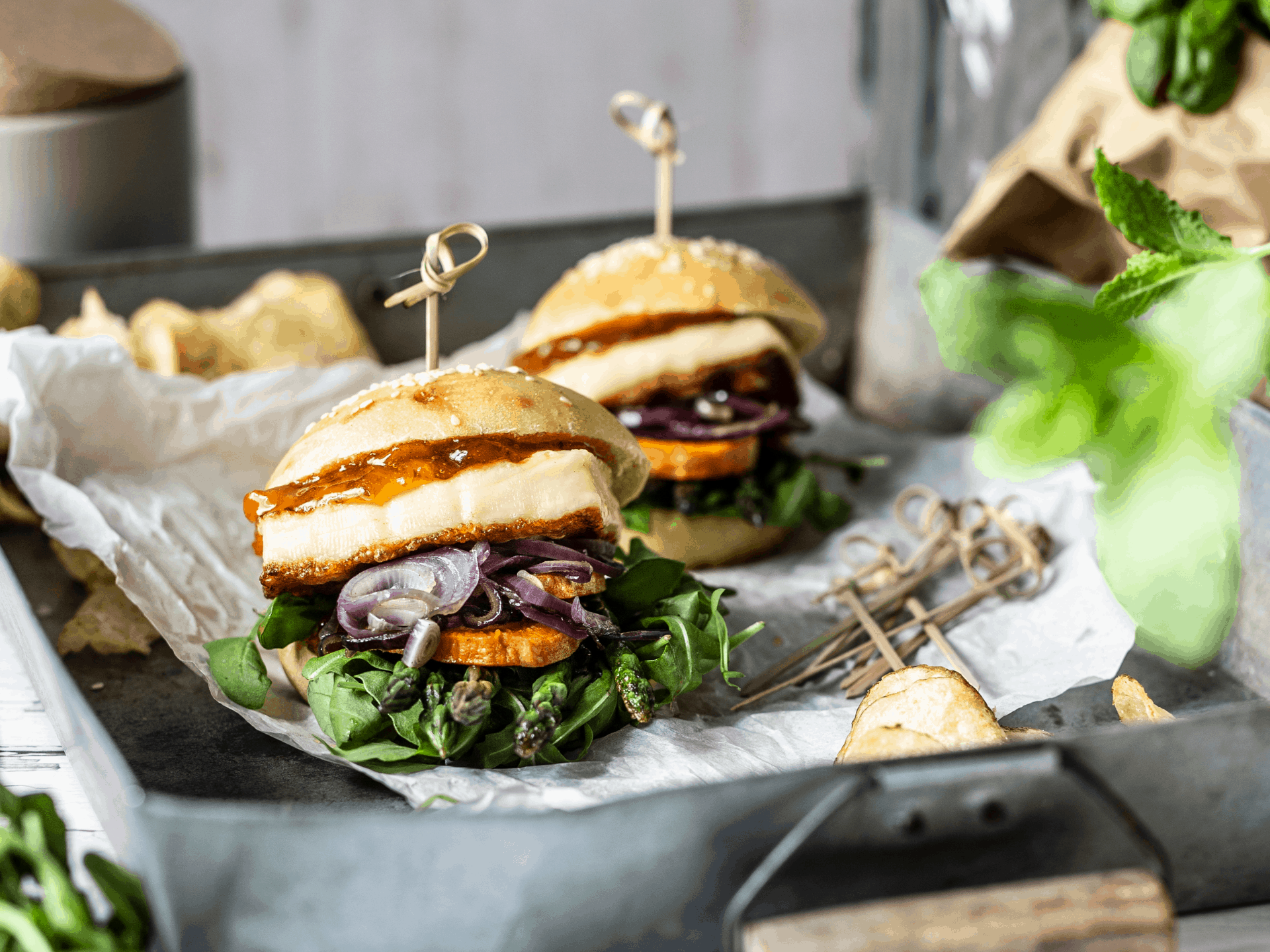 Vegetarischer Grillkäse-Burger fruchtig-scharf: Lecker und leicht