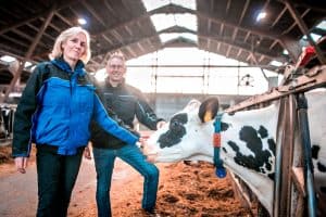 Uda und Wilke Meyenburg mit einer Kuh in ihrem Laufstall in Ostermarsch